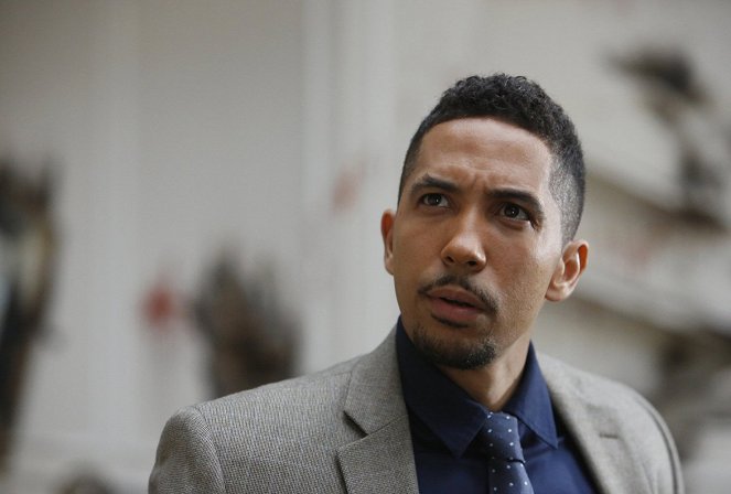 Dirk Gently's Holistic Detective Agency - Horizons - Photos - Neil Brown Jr.