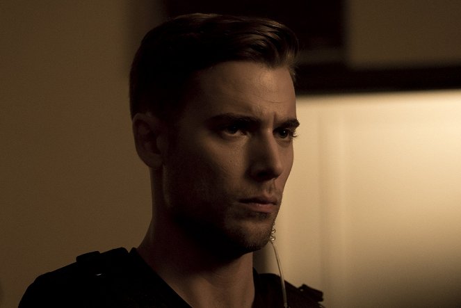 Dirk Gently's Holistic Detective Agency - Rogue Wall Enthusiasts - Photos - Dustin Milligan