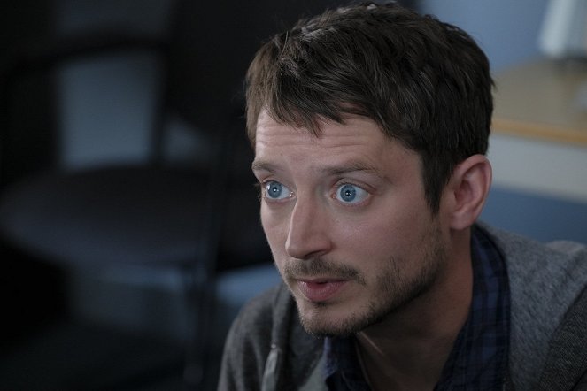 Dirk Gently's Holistic Detective Agency - Rogue Wall Enthusiasts - Photos - Elijah Wood