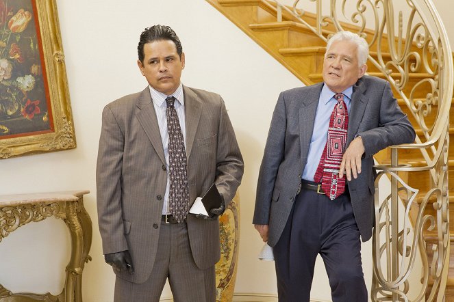 Major Crimes - Season 1 - The Ecstasy and the Agony - Photos - Raymond Cruz, G. W. Bailey