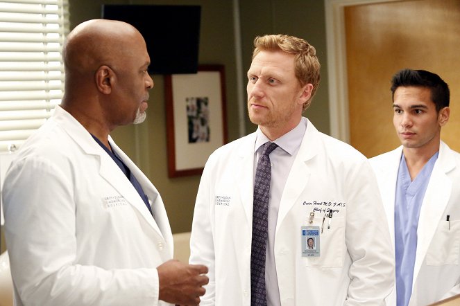 Grey's Anatomy - Season 10 - We Gotta Get Out of This Place - Photos - James Pickens Jr., Kevin McKidd