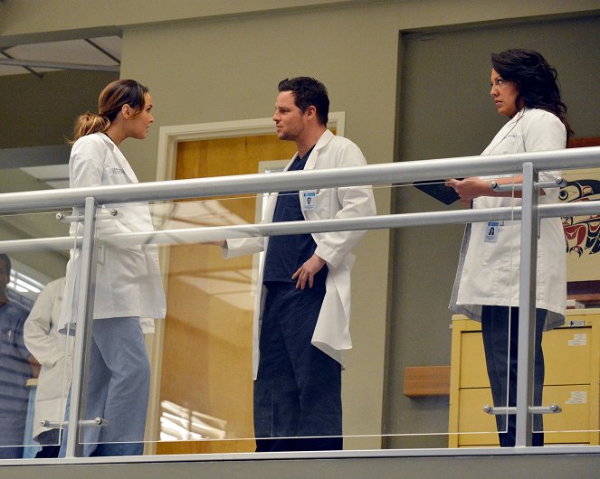 Grey's Anatomy - You've Got to Hide Your Love Away - Photos - Camilla Luddington, Justin Chambers, Sara Ramirez