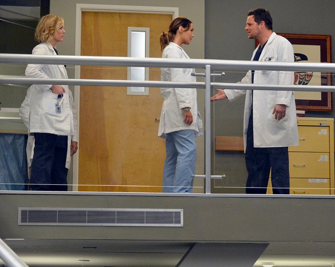 Grey's Anatomy - You've Got to Hide Your Love Away - Photos - Jessica Capshaw, Camilla Luddington, Justin Chambers