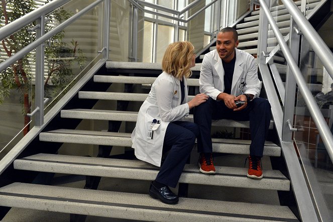 Grey's Anatomy - Season 10 - You've Got to Hide Your Love Away - Photos - Jessica Capshaw, Jesse Williams