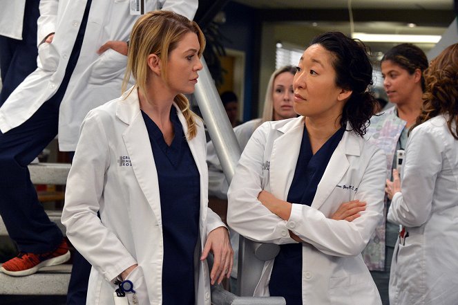 Grey's Anatomy - Season 10 - You've Got to Hide Your Love Away - Photos - Ellen Pompeo, Sandra Oh