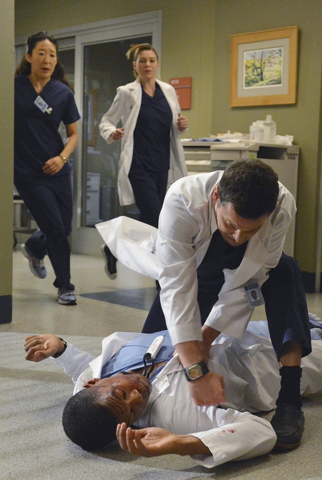 Grey's Anatomy - Season 10 - Take It Back - Photos - Sandra Oh, Gaius Charles, Ellen Pompeo, Justin Chambers