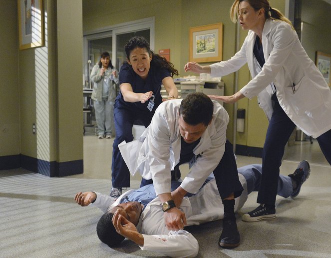 Grey's Anatomy - Take It Back - Photos - Gaius Charles, Sandra Oh, Justin Chambers, Ellen Pompeo