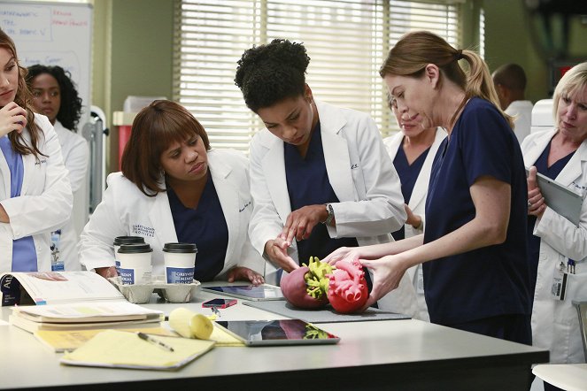 Grey's Anatomy - The Bed's Too Big Without You - Photos - Chandra Wilson, Kelly McCreary, Ellen Pompeo