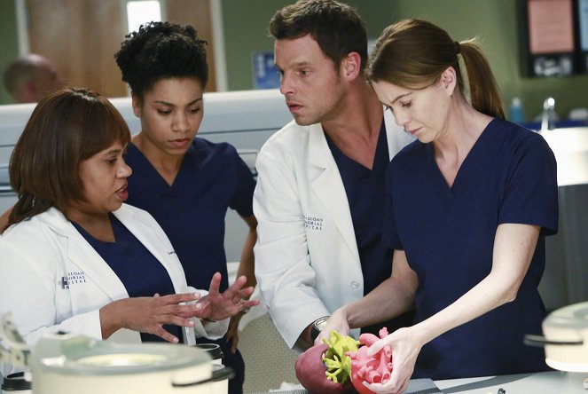 Grey's Anatomy - The Bed's Too Big Without You - Photos - Chandra Wilson, Kelly McCreary, Justin Chambers, Ellen Pompeo