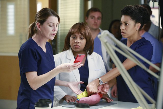Grey's Anatomy - The Bed's Too Big Without You - Photos - Ellen Pompeo, Chandra Wilson, Kelly McCreary