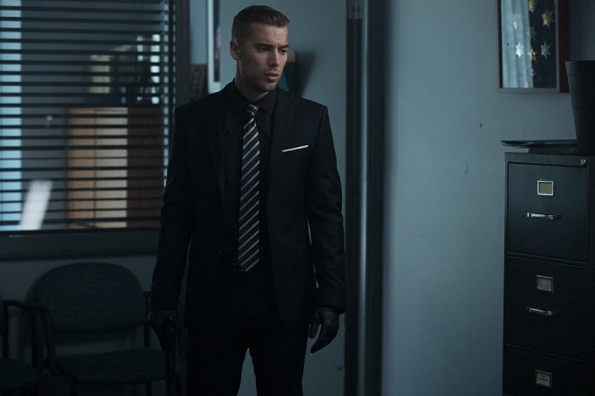 Dirk Gently's Holistic Detective Agency - Two Sane Guys Doing Normal Things - Photos - Dustin Milligan