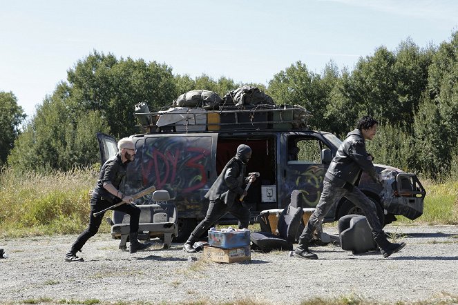 Dirk Gently's Holistic Detective Agency - Two Sane Guys Doing Normal Things - Van film
