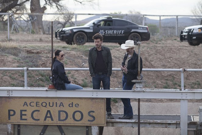 Midnight, Texas - Season 1 - Pilot - Photos - Lora Martinez-Cunningham, François Arnaud