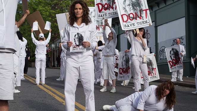 The Leftovers - Solace for Tired Feet - Photos - Amy Brenneman