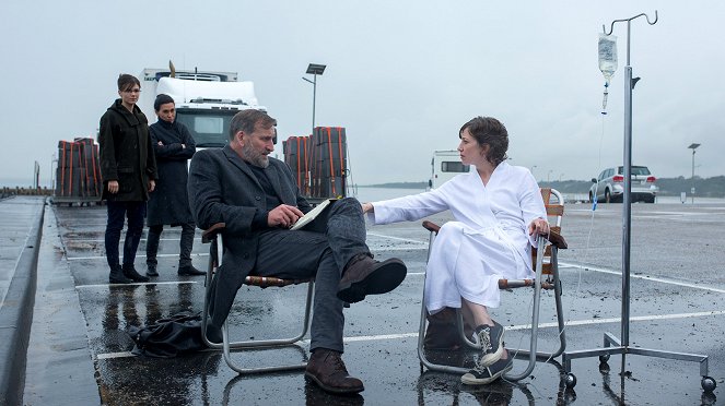 Christopher Eccleston, Carrie Coon
