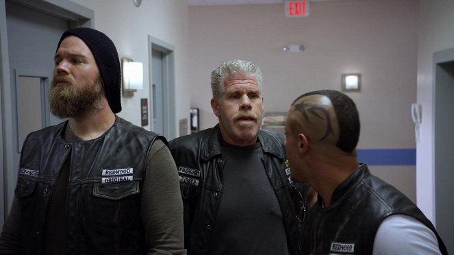 Sons of Anarchy - Oiled - Photos - Ryan Hurst, Ron Perlman