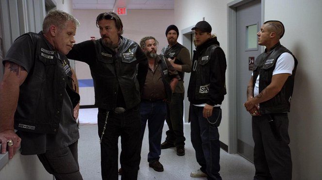 Sons of Anarchy - Oiled - Photos - Ron Perlman, Tommy Flanagan, Mark Boone Junior, Ryan Hurst, Charlie Hunnam, Theo Rossi