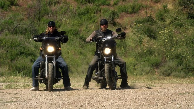 Kemény motorosok - Olajozott gépezet - Filmfotók - Charlie Hunnam, Ryan Hurst