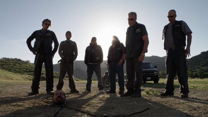 Sons of Anarchy - Season 3 - Oiled - Photos - Tommy Flanagan, Ryan Hurst, Charlie Hunnam, Mark Boone Junior, Ron Perlman, David Labrava