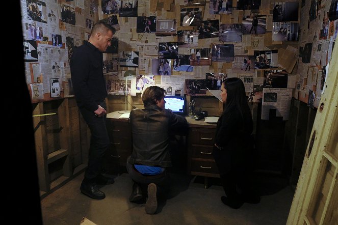 MacGyver - Magnifying Glass - Photos - George Eads, Lucas Till, Meredith Eaton