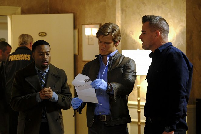 MacGyver - Magnifying Glass - Photos - Justin Hires, Lucas Till, George Eads