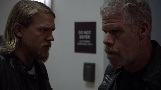 Sons of Anarchy - Turning and Turning - Van film - Charlie Hunnam, Ron Perlman