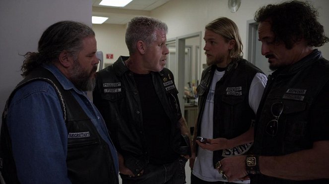Zákon gangu - Belfastská stopa - Z filmu - Mark Boone Junior, Ron Perlman, Charlie Hunnam, Kim Coates