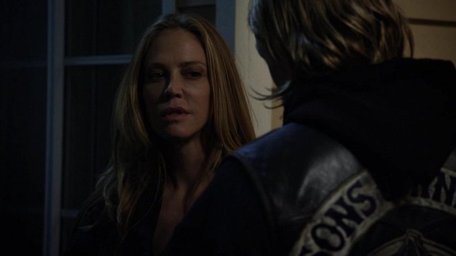 Sons of Anarchy - Turning and Turning - Van film - Ally Walker
