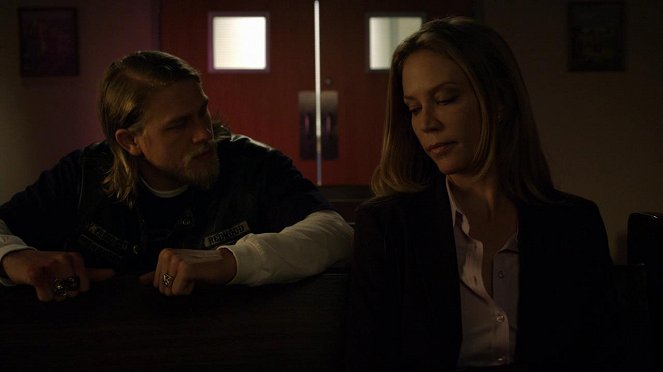 Sons of Anarchy - The Push - Photos - Charlie Hunnam, Ally Walker
