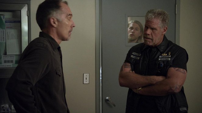 Sons of Anarchy - The Push - Photos - Patrick St. Esprit, Charlie Hunnam, Ron Perlman