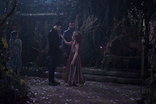 Shadowhunters: The Mortal Instruments - Season 2 - Awake, Arise, or Be Forever Fallen - Photos