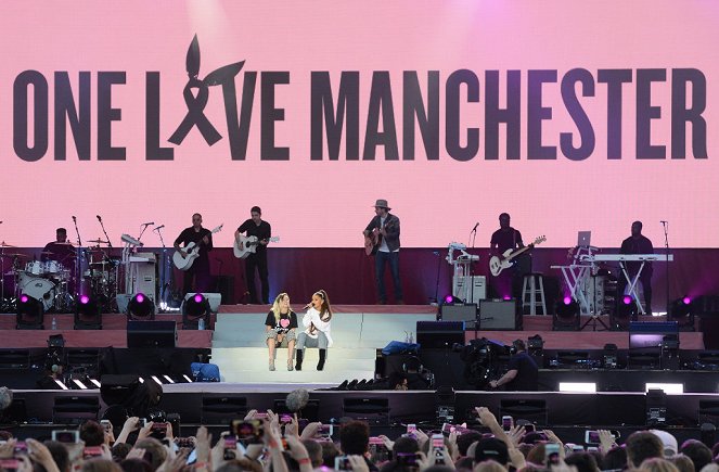 One Love Manchester - Filmfotók - Miley Cyrus, Ariana Grande