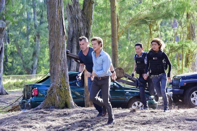 MacGyver - Flashlight - Photos - George Eads, Lucas Till, Daniel Dae Kim, Grace Park