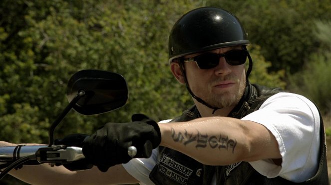 Sons of Anarchy - Season 4 - Out - Photos - Charlie Hunnam