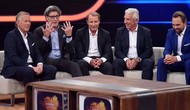 Wir lieben Fernsehen! - Filmfotos - Johannes B. Kerner, Toni Schumacher, Berti Vogts, Klaus Fischer, Steven Gätjen