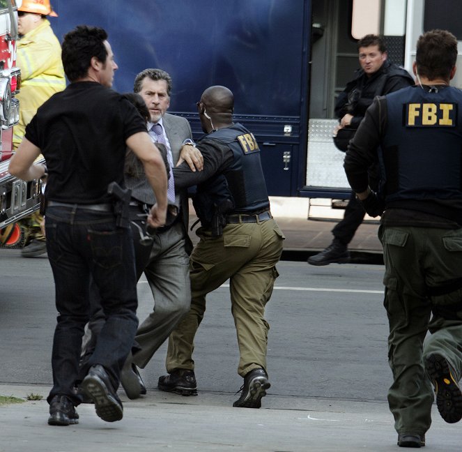 Numb3rs - Conspiracy Theory - Photos - Paul Michael Glaser