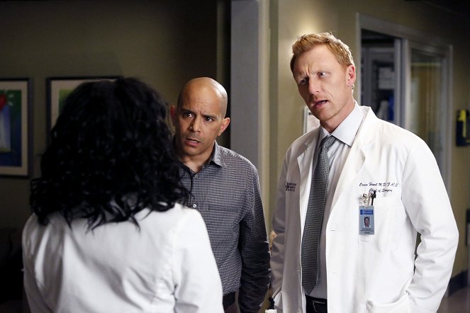Anatomía de Grey - Everything I Try to Do, Nothing Seems to Turn Out Right - De la película - Mark Adair-Rios, Kevin McKidd