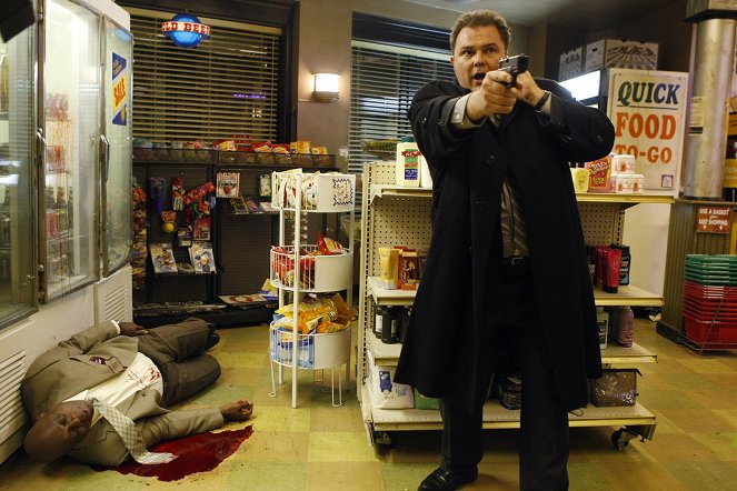 Dowody zbrodni - Ranny funkcjonariusz - Z filmu - Thom Barry, Jeremy Ratchford
