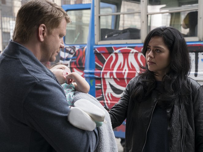 Ray Donovan - Dogwalker - Filmfotos - Dash Mihok, Alyssa Diaz