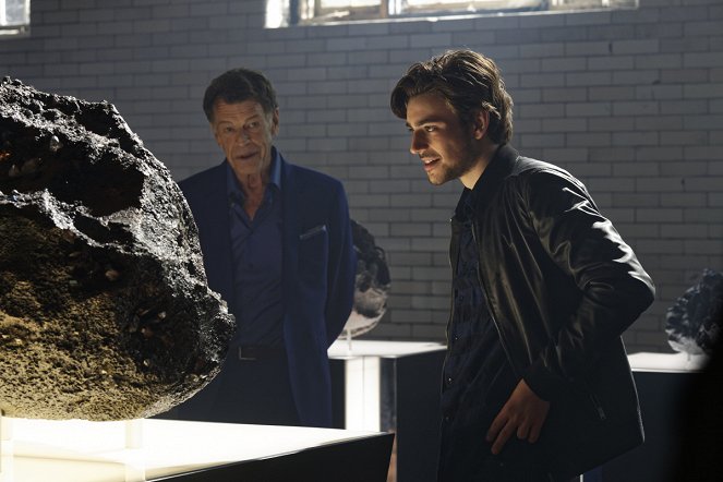 Salvation - Season 1 - Chip Off the Ol' Block - Photos - John Noble, Charlie Rowe