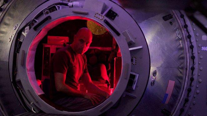 Approaching the Unknown - Van film - Mark Strong