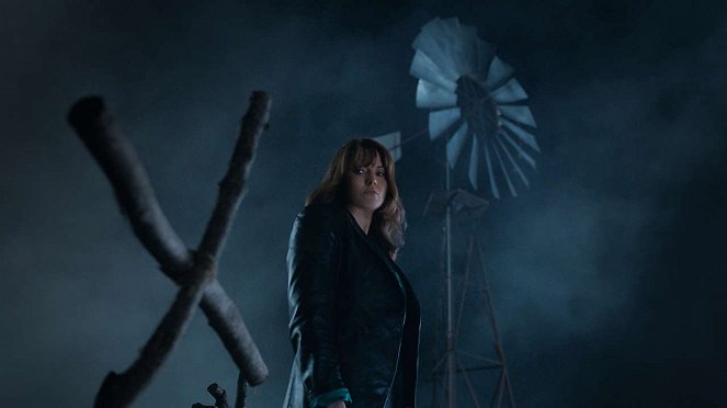 Ash vs Evil Dead - Books from Beyond - Photos - Lucy Lawless