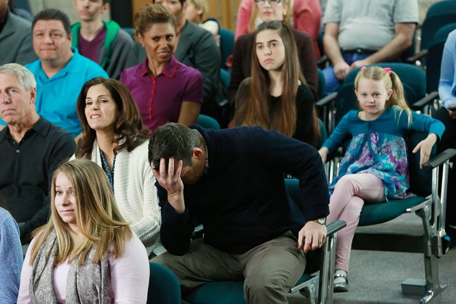 The Neighbors - Larry Bird Presents an Oscar-Winning Film by Larry Bird - Photos - Jami Gertz, Clara Mamet, Isabella Crovetti