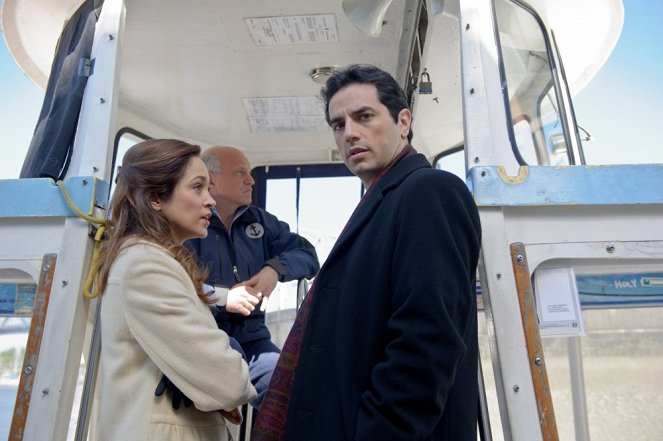 Love at the Thanksgiving Day Parade - Photos - Autumn Reeser, Antonio Cupo