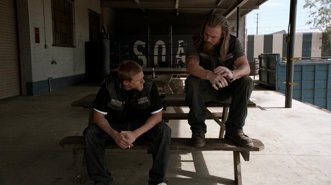 Hijos de la anarquía - Brick - De la película - Charlie Hunnam, Ryan Hurst