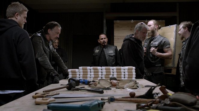 Sons of Anarchy - With an X - Photos - Charlie Hunnam, Tommy Flanagan, Theo Rossi, Emilio Rivera, Ron Perlman, Ryan Hurst, Frank Potter