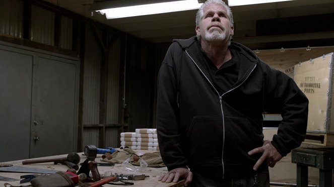 Sons of Anarchy - With an X - Van film - Ron Perlman