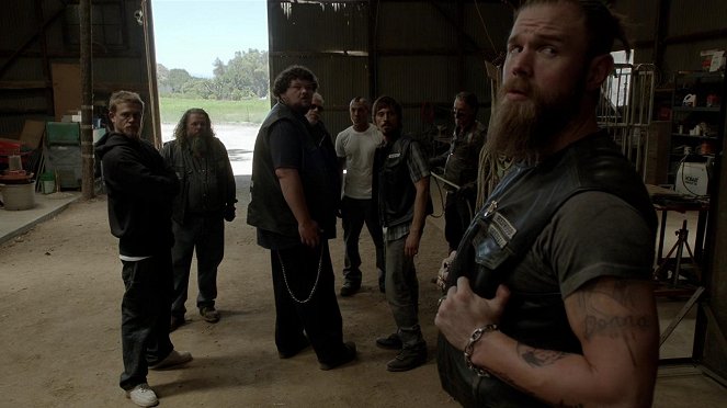 Sons of Anarchy - With an X - Van film - Charlie Hunnam, Mark Boone Junior, Christopher Douglas Reed, Ron Perlman, Theo Rossi, Niko Nicotera, Tommy Flanagan, Ryan Hurst