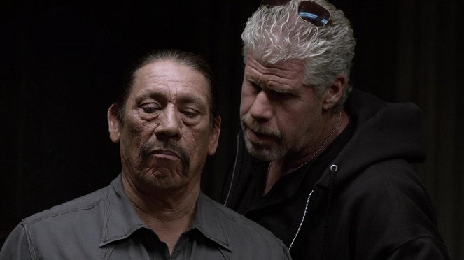Sons of Anarchy - With an X - Van film - Danny Trejo, Ron Perlman