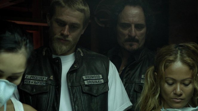 Kemény motorosok - Filmfotók - Charlie Hunnam, Kim Coates